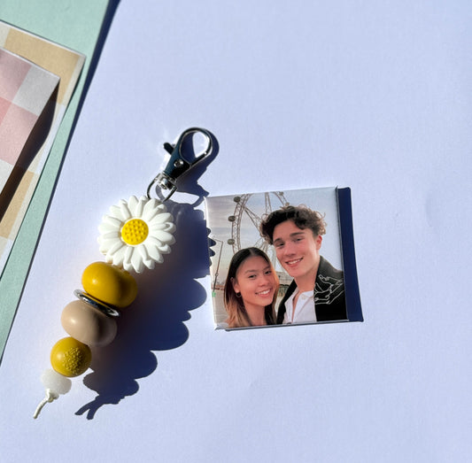 Daisy keychain & Magnet set